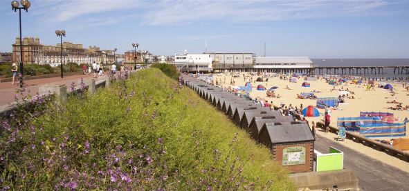 22)_Lowestoft_Beach_&amp;_Prom_(Jon_Gibbs)